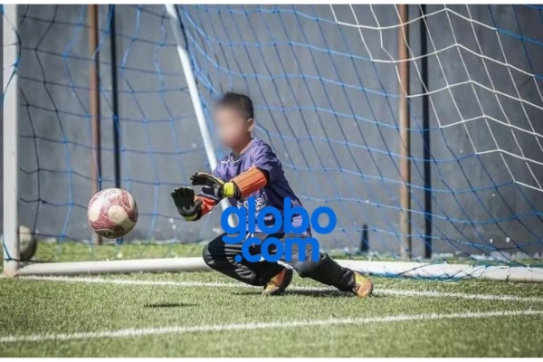 Menino de 6 anos é vaiado por levar gol e recebe apoio de Weverton e Luís Fabiano!
